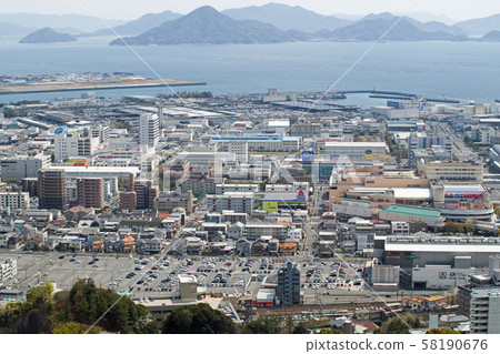 廣島鈴縣從廣島灣和城市景觀的視圖 58190676