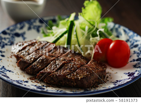 黑胡椒味的日本牛排 黑胡椒味的日本牛排 58191373