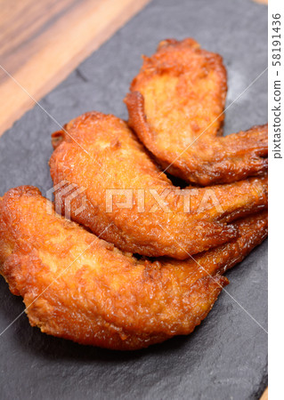 Deep fried chicken wings 58191436