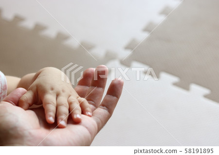Baby small hand 58191895