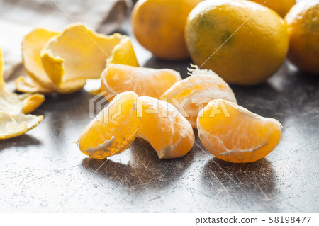 Fresh yellow tangerines. 58198477