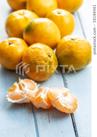 Fresh yellow tangerines. 58198481