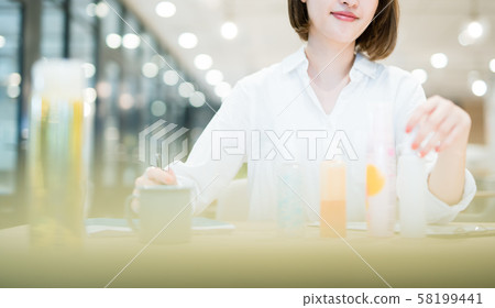 Young woman in charge of cosmetic product planning Young woman in charge of cosmetic product planning 58199441