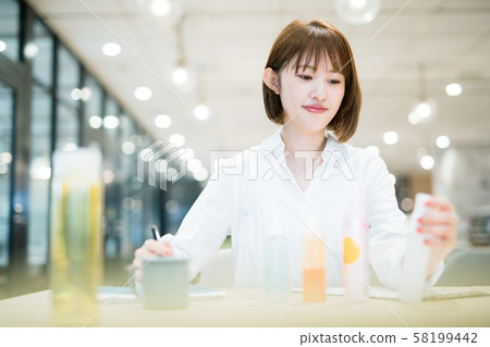Young woman in charge of cosmetic product planning Young woman in charge of cosmetic product planning 58199442
