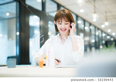 Young woman in charge of cosmetic product planning Young woman in charge of cosmetic product planning 58199443