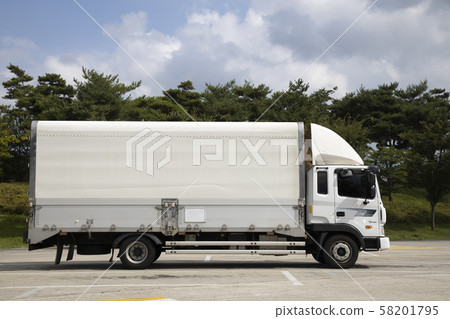 卡車停在高速公路休息區 卡車停在高速公路休息區 58201795