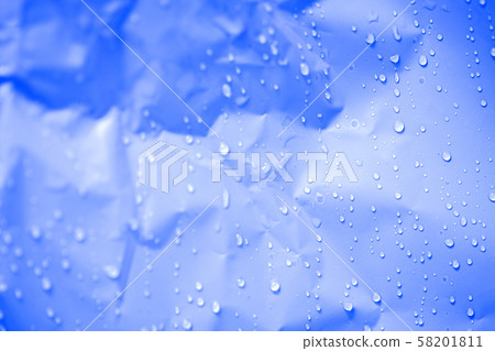 皺巴巴的塑膠上的水滴 58201811