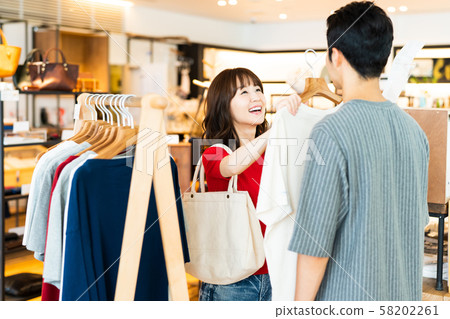 女性購物商場購物 58202261