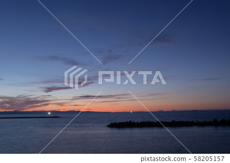 新潟市關谷海灘的夜景 58205157