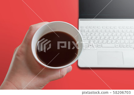 在桌子或桌上喝咖啡。 58206703