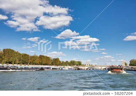 乘船遊覽巴黎塞納河 58207204