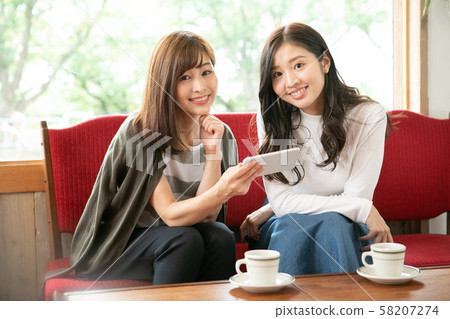 女二重奏在咖啡廳放鬆 58207274