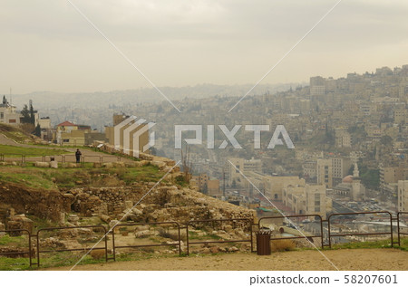 [約旦]首都安曼，安曼城堡和遠處可見的石頭住宅區 58207601