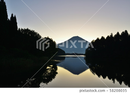 日出前從谷岐湖出發的富士山 日出前從谷岐湖出發的富士山 58208035