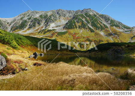立山山脈和禦堂池(富山縣立山町) 立山山脈和禦堂池(富山縣立山町) 58208356