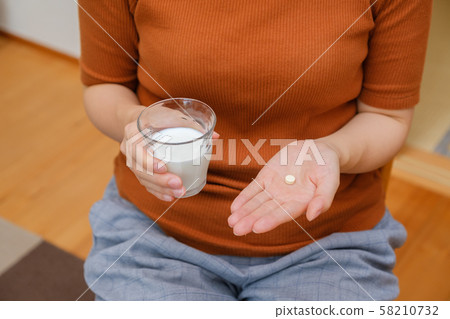 Women who take medicine with milk NG No. Diet Health Care Drinking 58210732