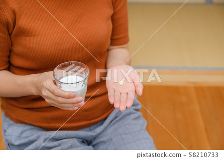 Women who take medicine with milk NG No. Diet Health Care Drinking 58210733