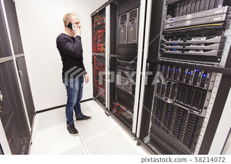 It consultant work in large datacenter It consultant work in large datacenter 58214072