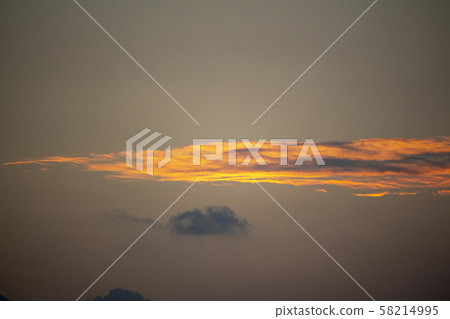 雲彩被早晨的陽光染成彩色 雲彩被早晨的陽光染成彩色 58214995