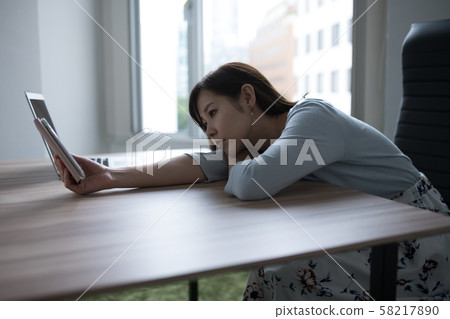 女性肖像 58217890