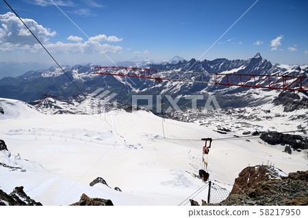 From the Glacier Paradise Observatory to the Glacier of Plateau Rosa and the slopes, the Italian village 58217950