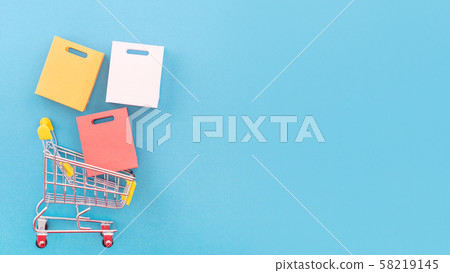 購物週年紀念平藍色背景購物車平躺購物 購物週年紀念平藍色背景購物車平躺購物 58219145