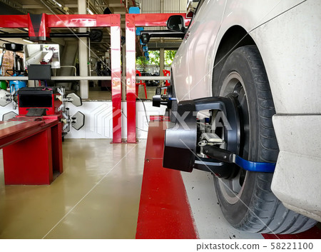 The car checks the wheel sensors on for wheels alignment 58221100