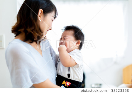 父母和孩子9個月大的嬰兒和母親 58223368
