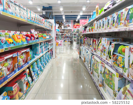 Children's toys are hung and exhibited to customers. Good design packaging. Sorted by type and labelled with a price. 58225532