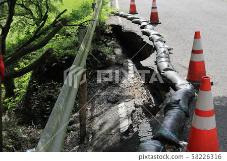 道路滑坡 道路滑坡 58226316