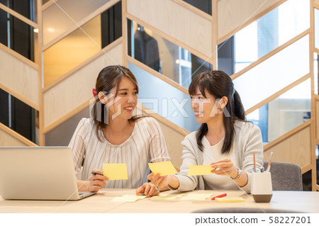 兩名婦女與粘滯便箋一起工作 兩名婦女與粘滯便箋一起工作 58227201