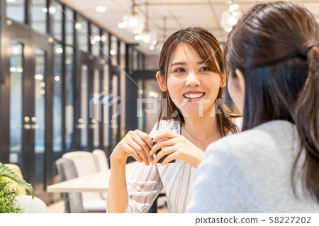 一個女人喝咖啡休息一下 一個女人喝咖啡休息一下 58227202