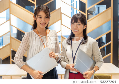 兩名婦女在辦公室用的筆記本電腦 兩名婦女在辦公室用的筆記本電腦 58227204
