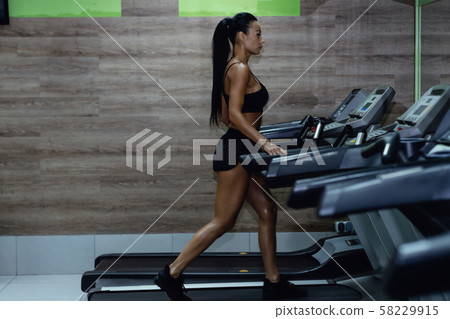 hot sportive girl with a nice abs in the gym. hot sportive girl with a nice abs in the gym. 58229915