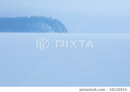 Snow scene of Lake Saroma 58230910