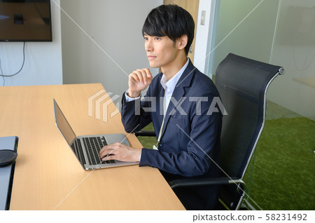 A businessman working on a computer 58231492