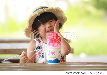 女孩吃刨冰 女孩吃刨冰 58232392