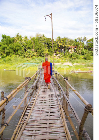 和尚過瑯勃拉邦竹橋 58236074