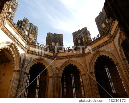 葡萄牙未完成的Batalha修道院教堂的上部 葡萄牙未完成的Batalha修道院教堂的上部 58236172