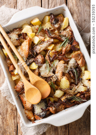 Sliced chicken with wild mushrooms, potatoes and 58239393