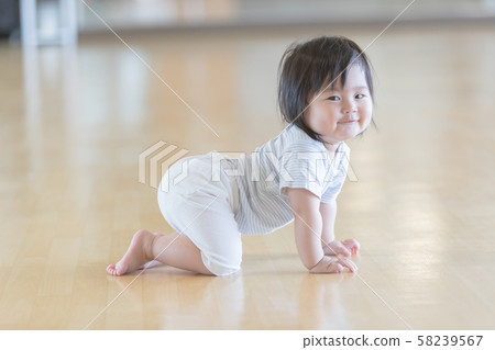 crawl, person, girl 58239567