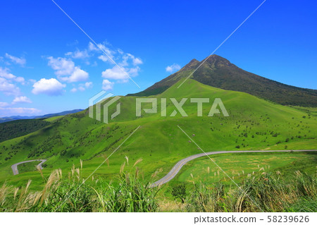 秋天的由布山(由布市由布院町) 秋天的由布山(由布市由布院町) 58239626