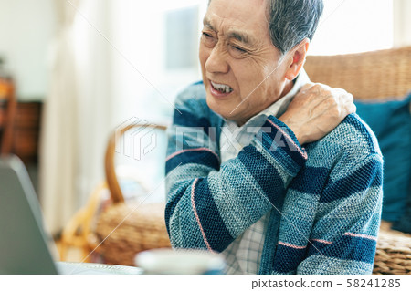 肩膀僵硬，老人，男性 58241285