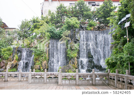 台灣台北市龍山寺，正殿右側 58242405