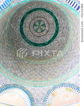 在耶路撒冷聖殿山的岩石圓頂附近的東方房屋的天花板 58242966