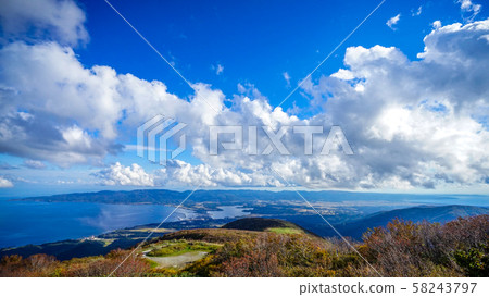 從Osado天際線白雲台觀看,可以看到Sado的形狀。秋季晴朗的藍天和蔚藍的大海,秋季景觀。 從Osado天際線白雲台觀看,可以看到Sado的形狀。秋季晴朗的藍天和蔚藍的大海,秋季景觀。 58243797