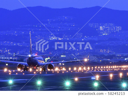 等待起飛的飛機在伊丹機場的晚上 58245213