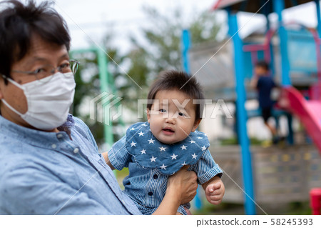 父母和孩子在公園玩耍 父母和孩子在公園玩耍 58245393