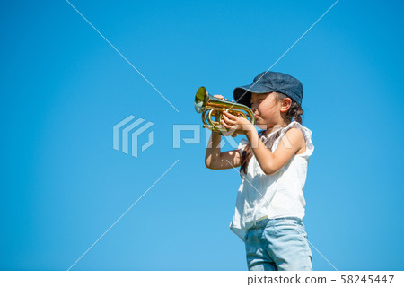 吹喇叭的女孩在藍天下 吹喇叭的女孩在藍天下 58245447