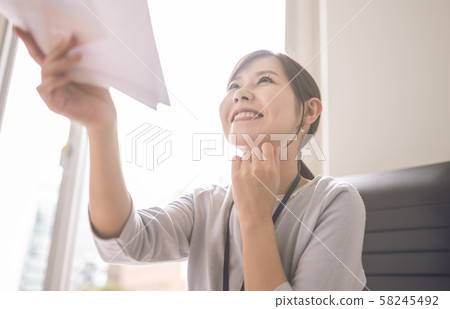 女性肖像 58245492